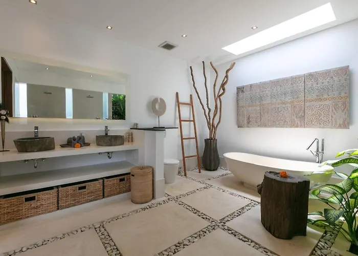 Amazing 4 Bedroom With Garden, Pool In