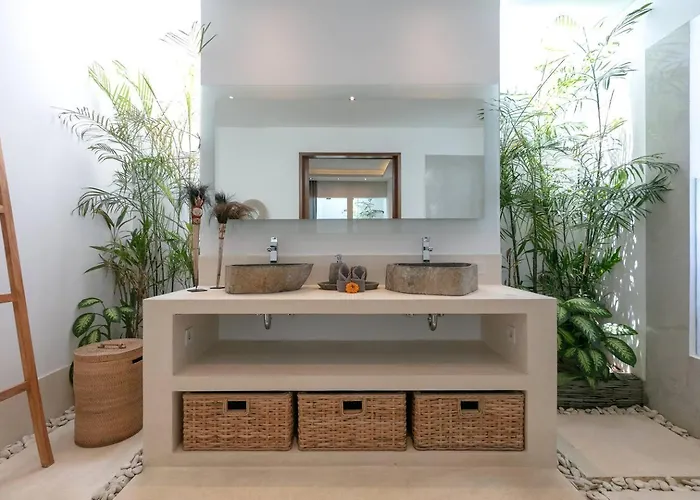 Вилла Amazing 4 Bedroom With Garden, Pool In