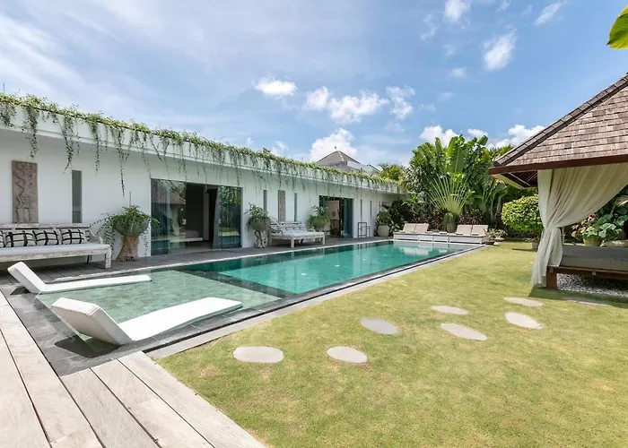Amazing 4 Bedroom With Garden, Pool In *