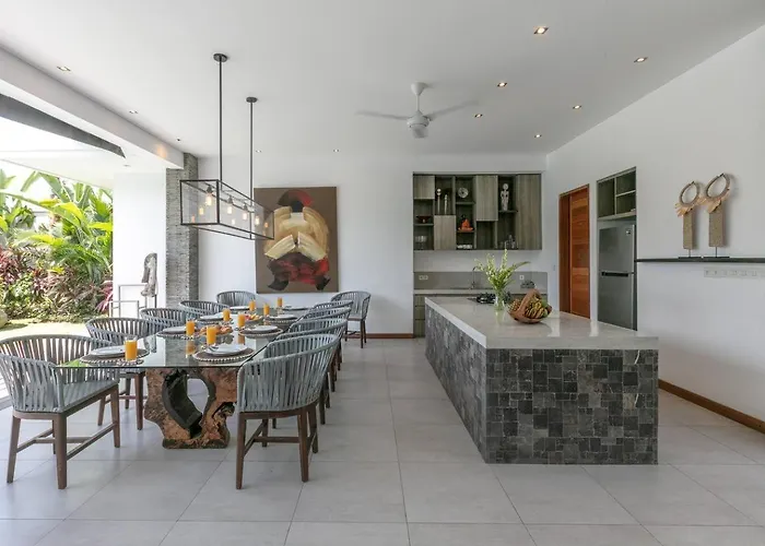 Amazing 4 Bedroom With Garden, Pool In *
