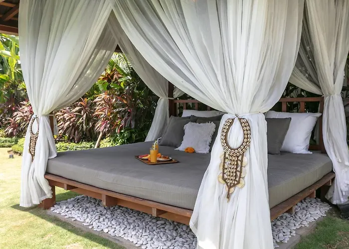 Amazing 4 Bedroom With Garden, Pool In